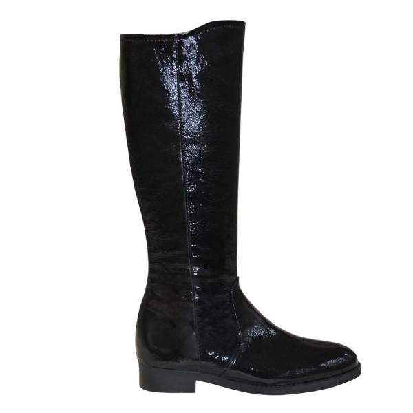 Lou boots Veronika