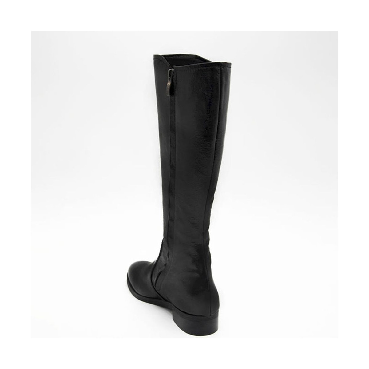 Lou boots Veronika