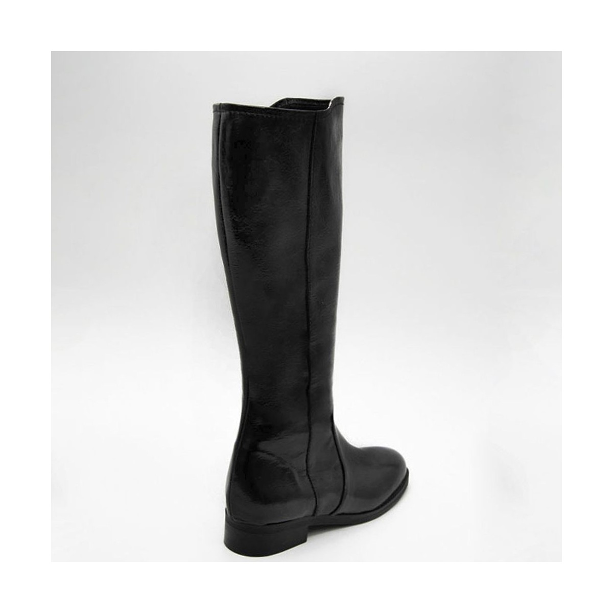 Lou boots Veronika