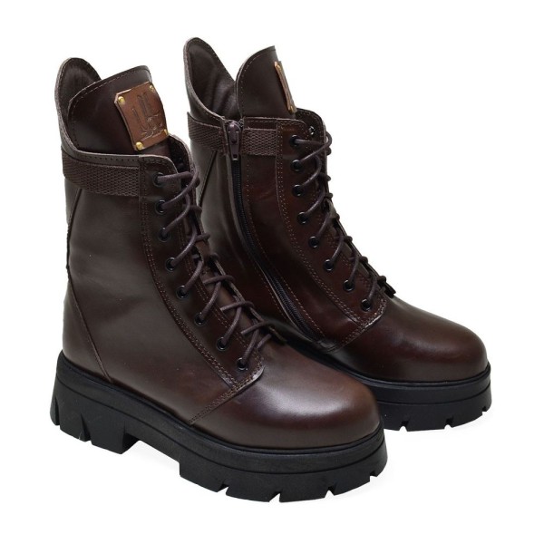 Lou boots Avril