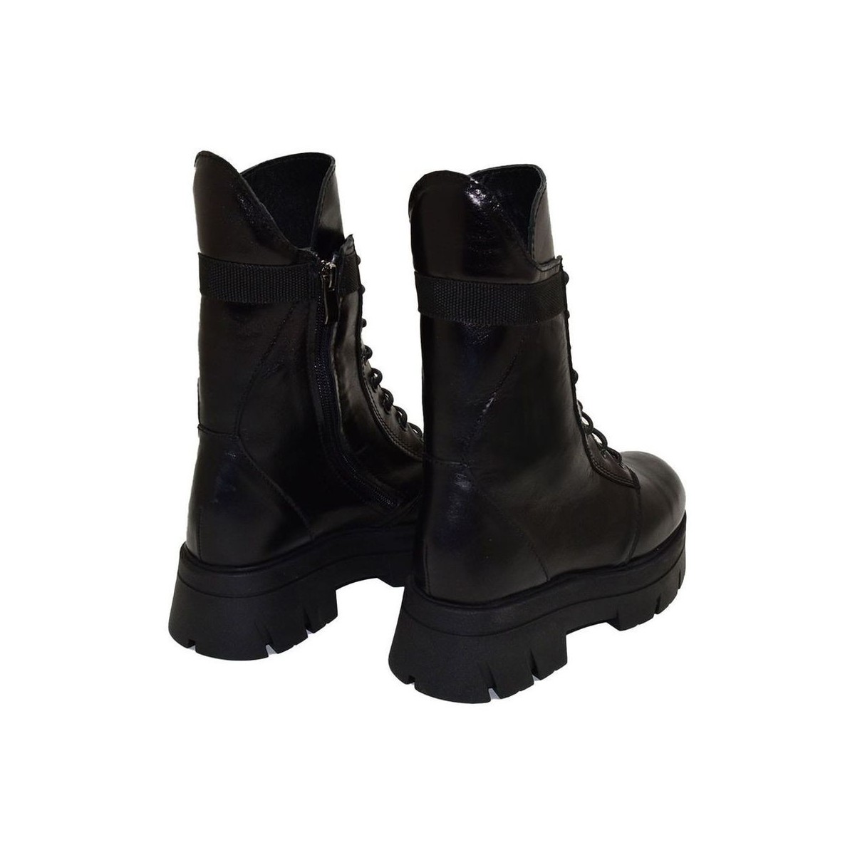 Lou boots Avril