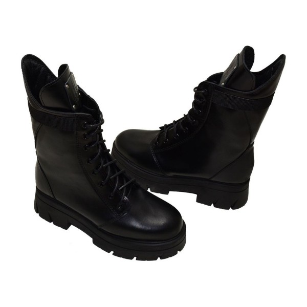 Lou boots Avril