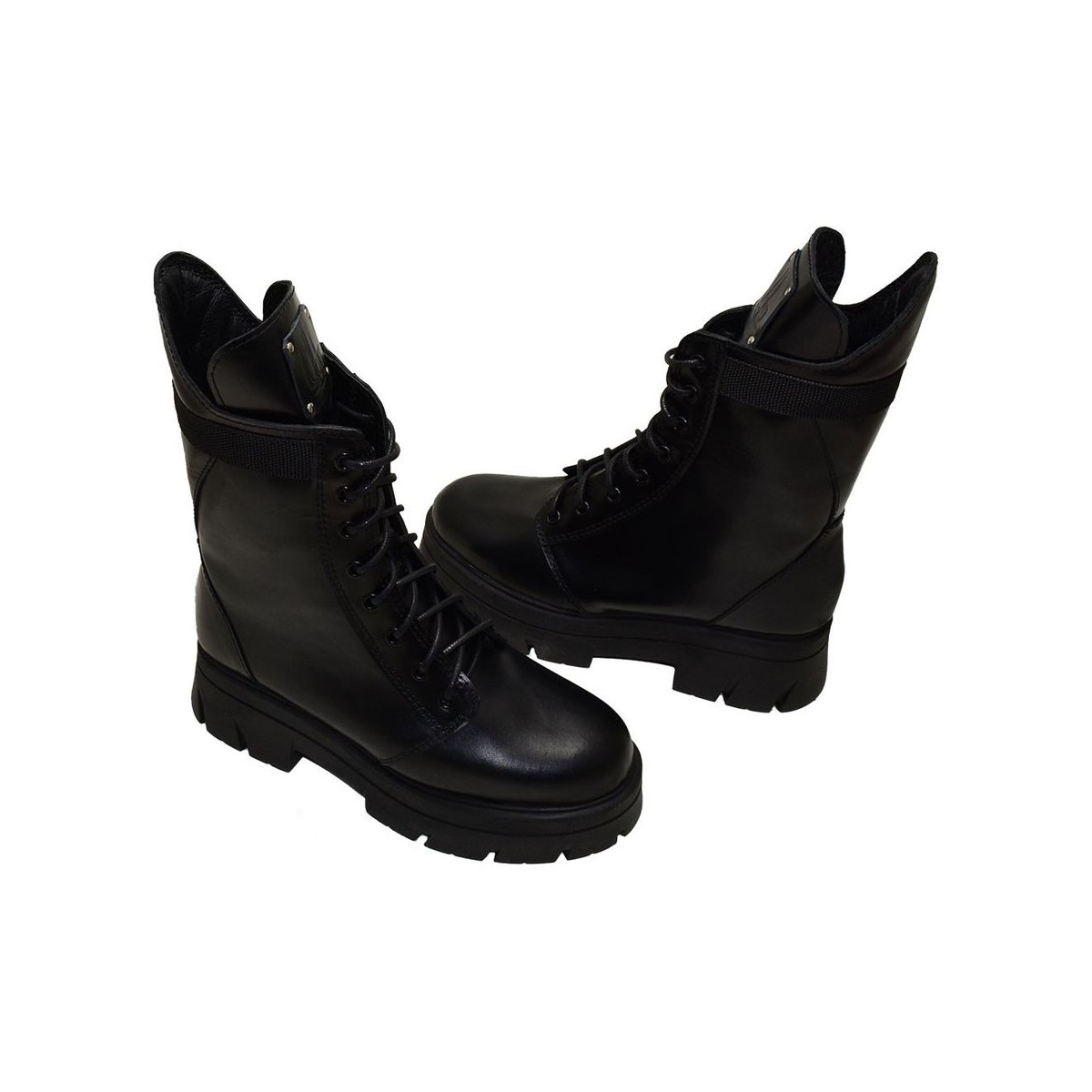 Lou boots Avril
